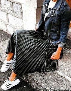 look jupe plissée baskets