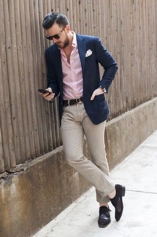 Comment porter un blazer bleu marine avec un pantalon de costume