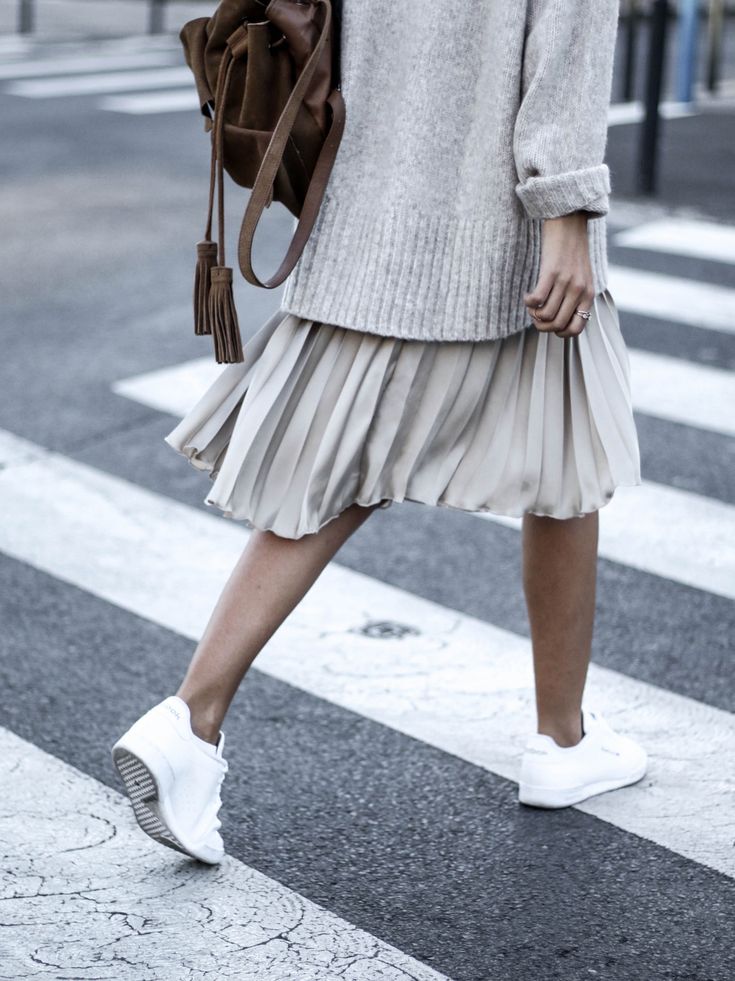 look jupe plissée baskets