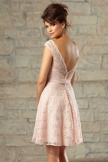 Petite robe rose en dentelle pour cocktail de mariage dos décolleté