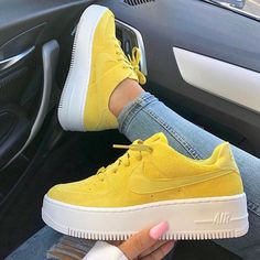 tenue avec basket jaune