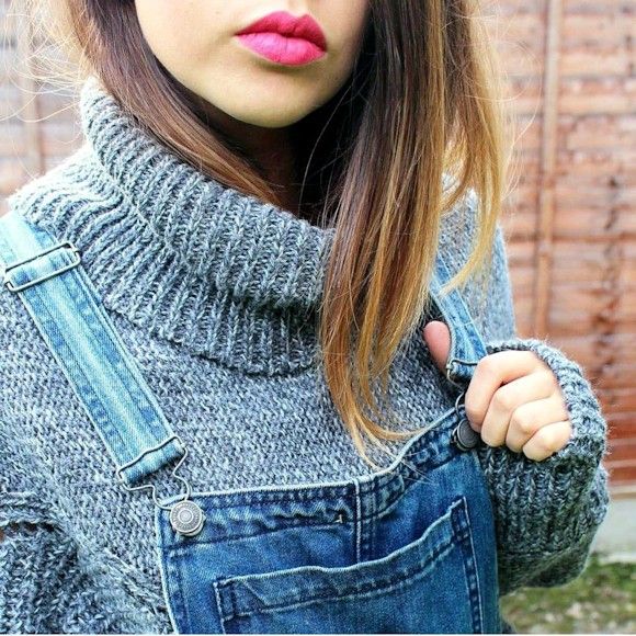 Comment porter une salopette en jean en hiver ? En la mixant avec