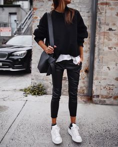 Tenue avec pantalon en cuir