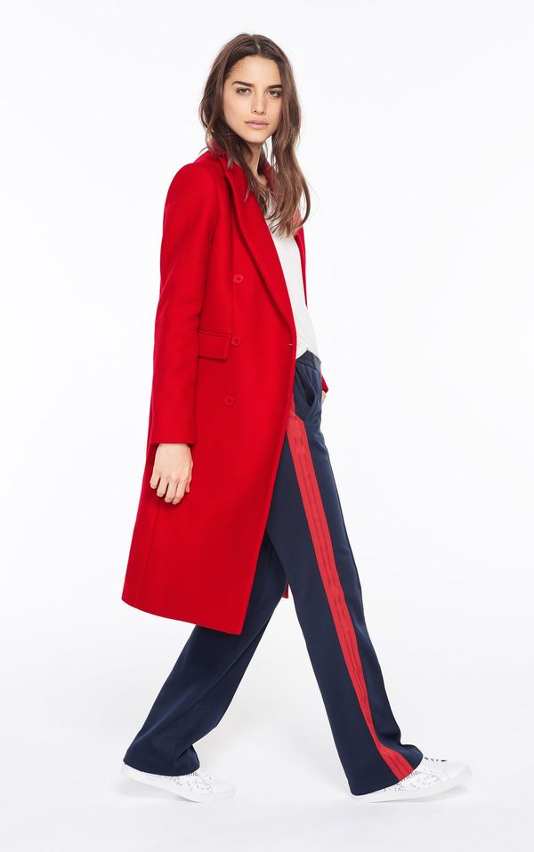 tenue manteau rouge