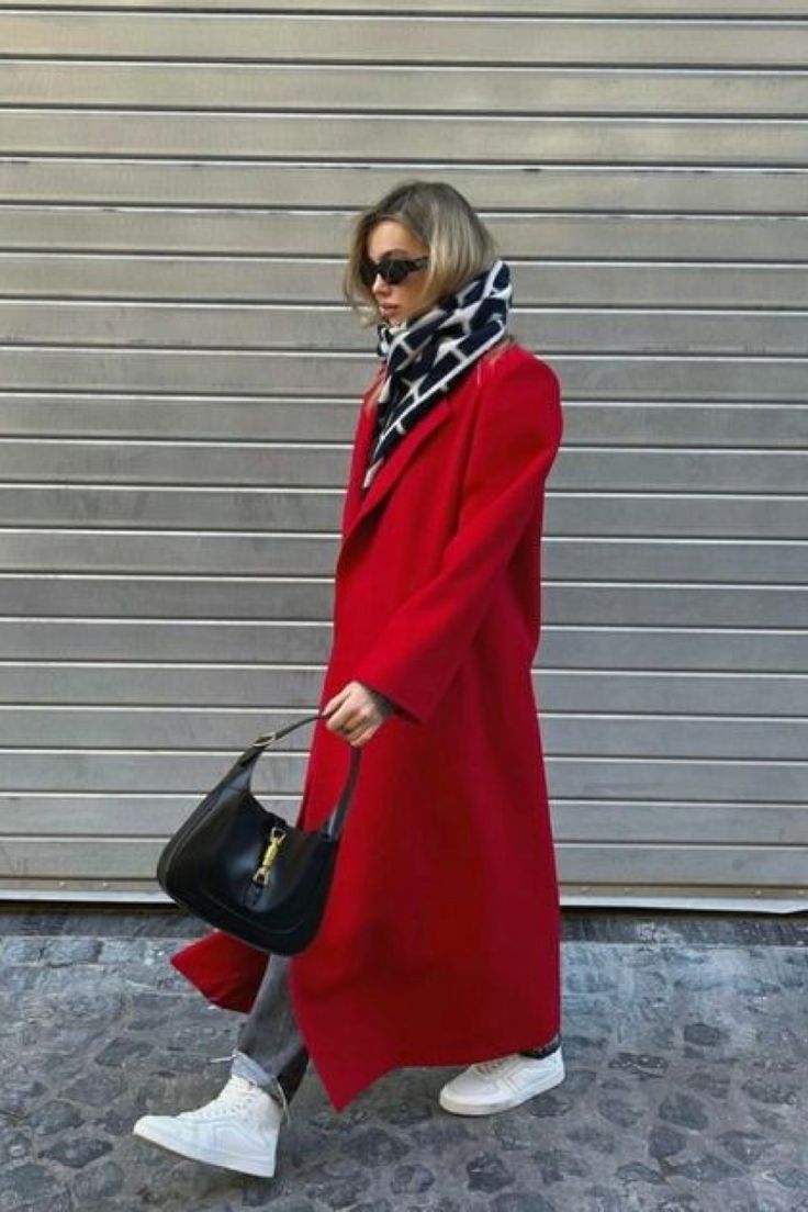 tenue manteau rouge