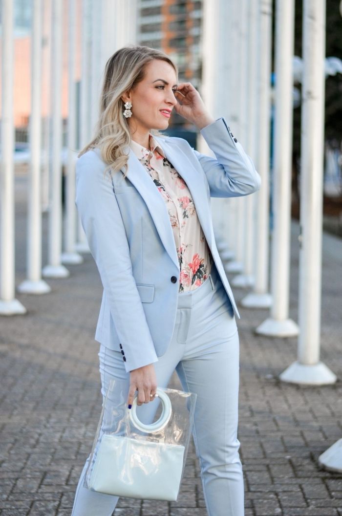 blazer gris pantalon bleu