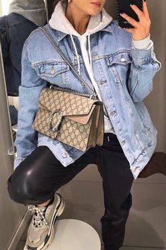 tenue avec une veste en jean