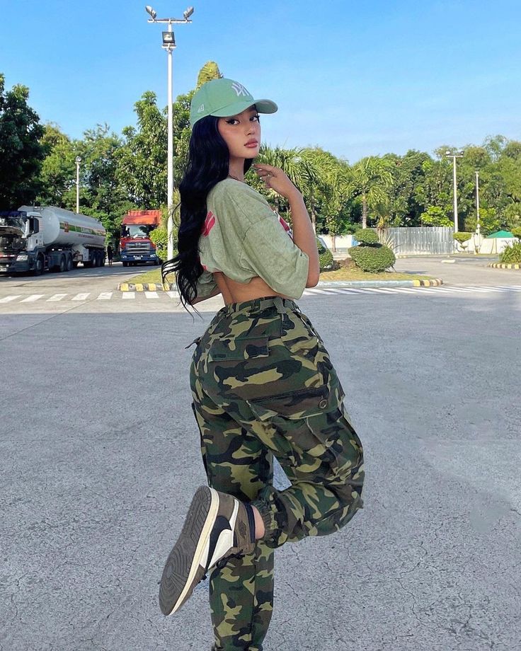 tenue avec pantalon militaire femme