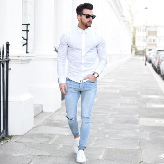 Tenue: Chemise de ville blanche, Jean skinny déchiré bleu clair