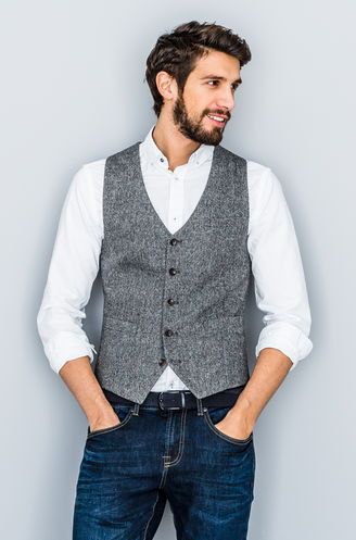 que mettre avec un gilet gris homme