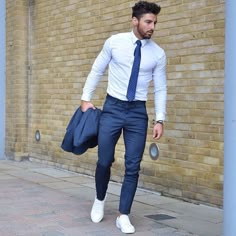 pantalon bleu et chemise blanche