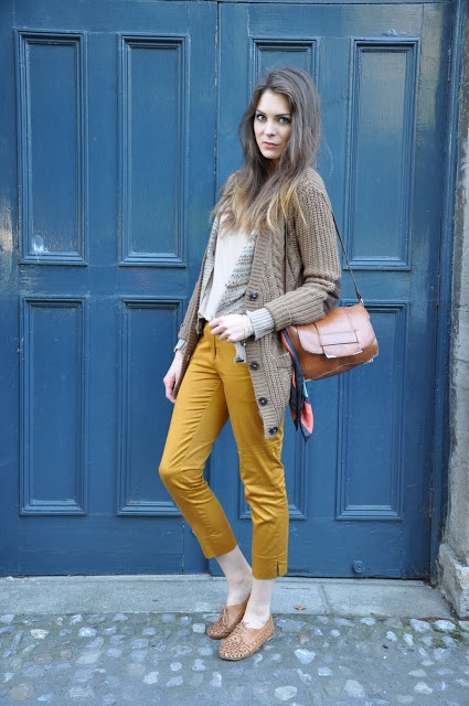 tenue avec pantalon moutarde femme