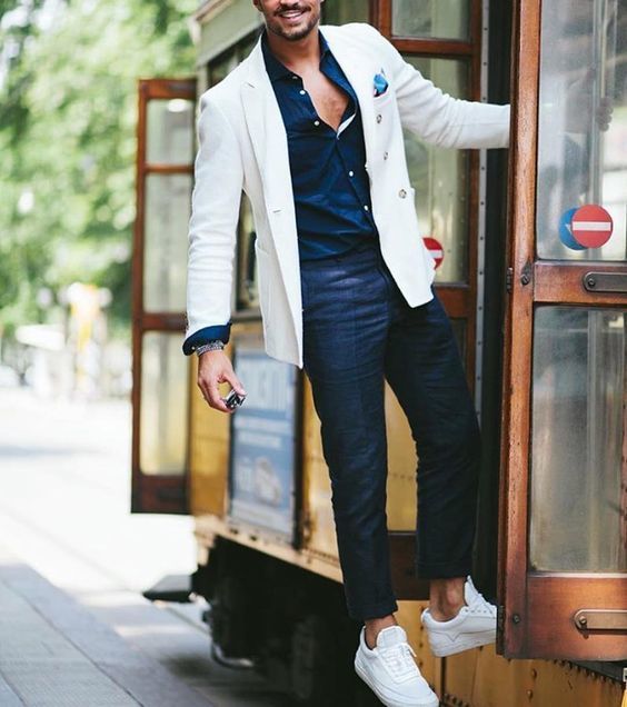 pantalon bleu et chemise blanche