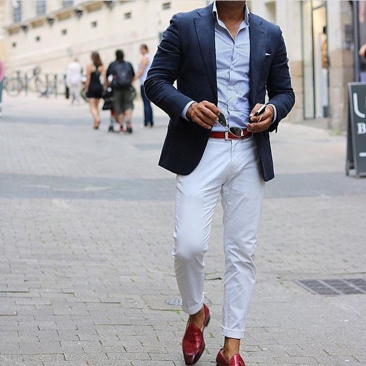 pantalon bleu et chemise blanche