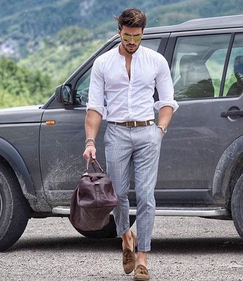 pantalon gris chemise blanche