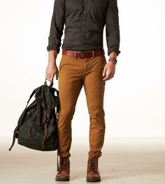 Tenue: Chemise à manches longues gris foncé, Pantalon chino tabac