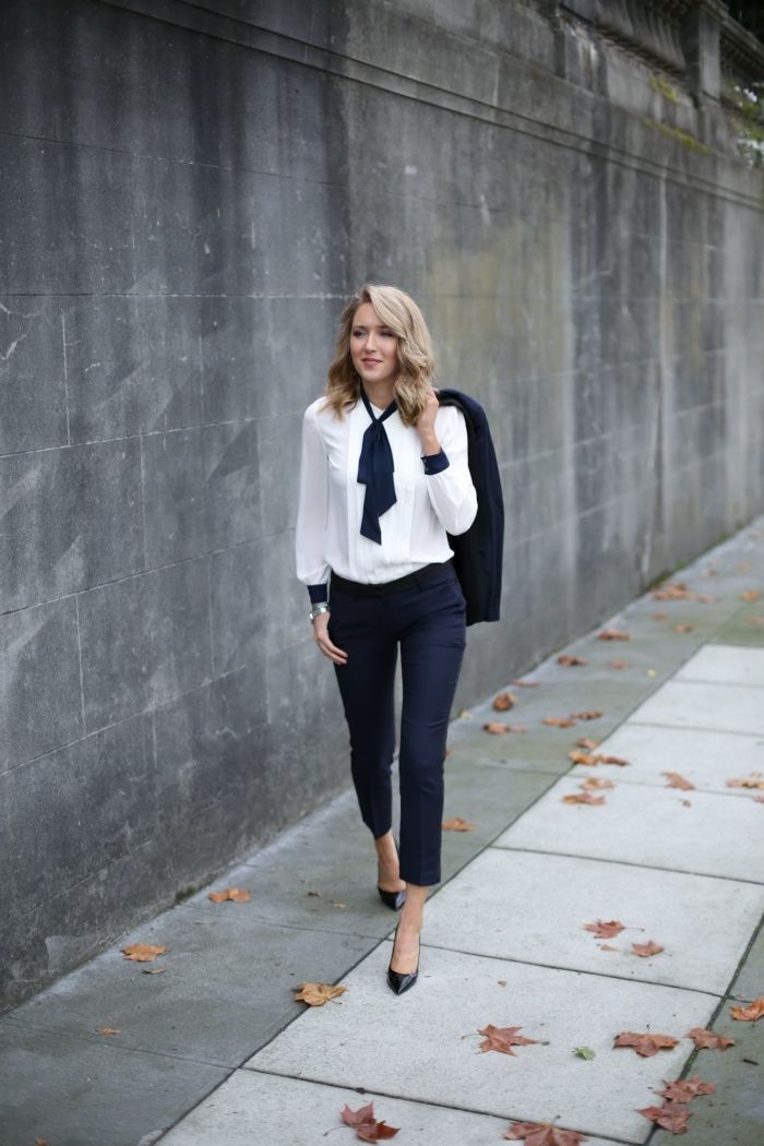 pantalon bleu et chemise blanche