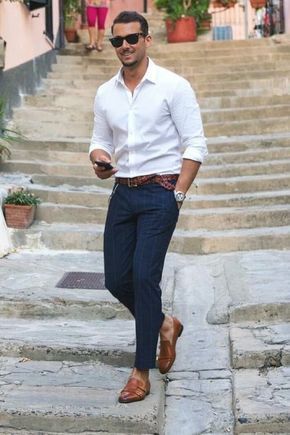 pantalon bleu et chemise blanche