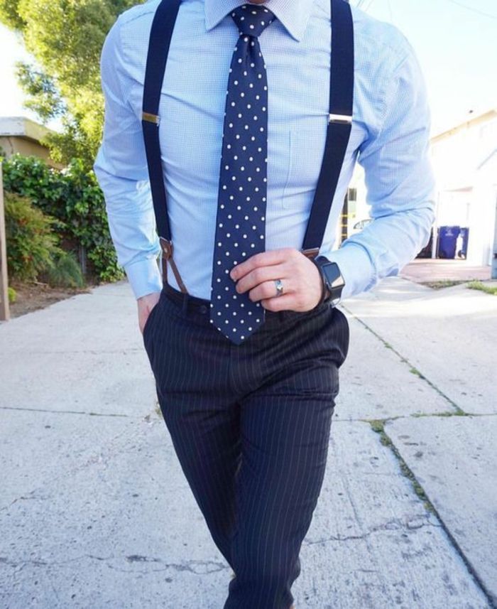 pantalon bleu et chemise blanche
