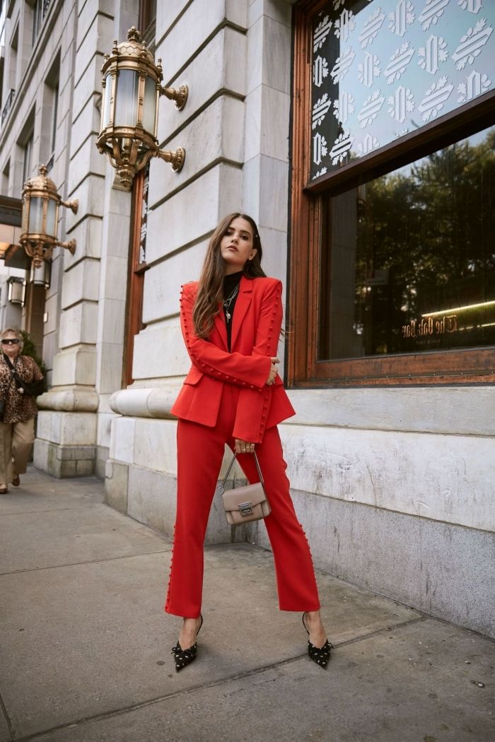 chaussure avec pantalon rouge