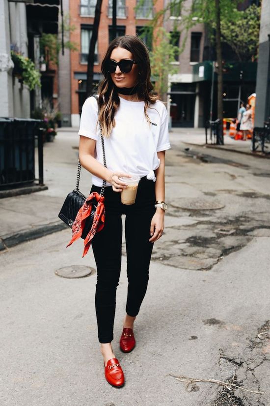 comment porter des baskets rouges