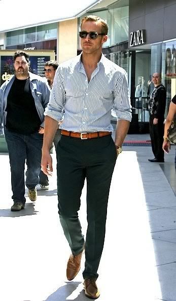 pantalon bleu chemise noire