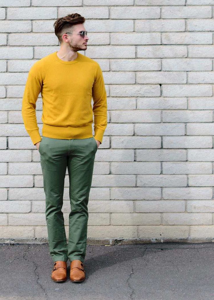 tenue avec pull moutarde