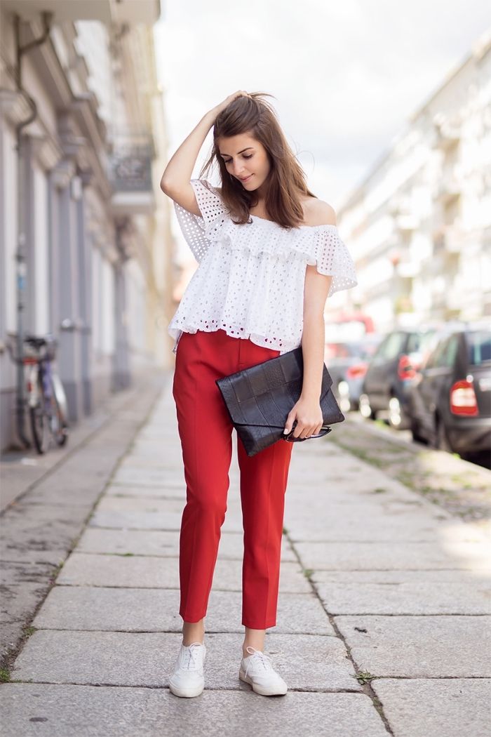 chaussure avec pantalon rouge
