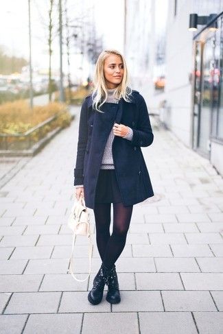 Comment porter un manteau bleu marine avec des bottes en cuir