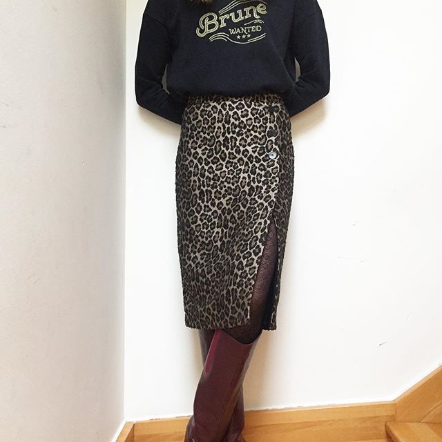 Conseil Style : la jupe crayon fendue portée avec des collants et