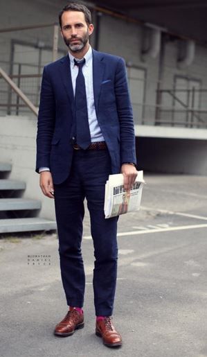 costume bleu chaussure marron