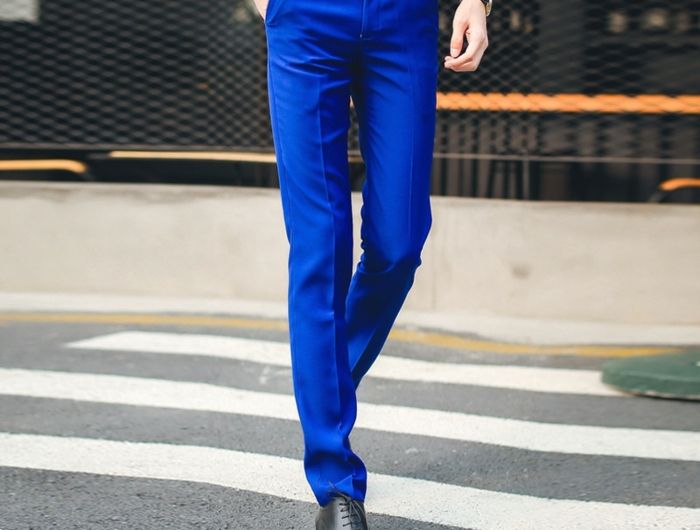 pantalon bleu chemise noire