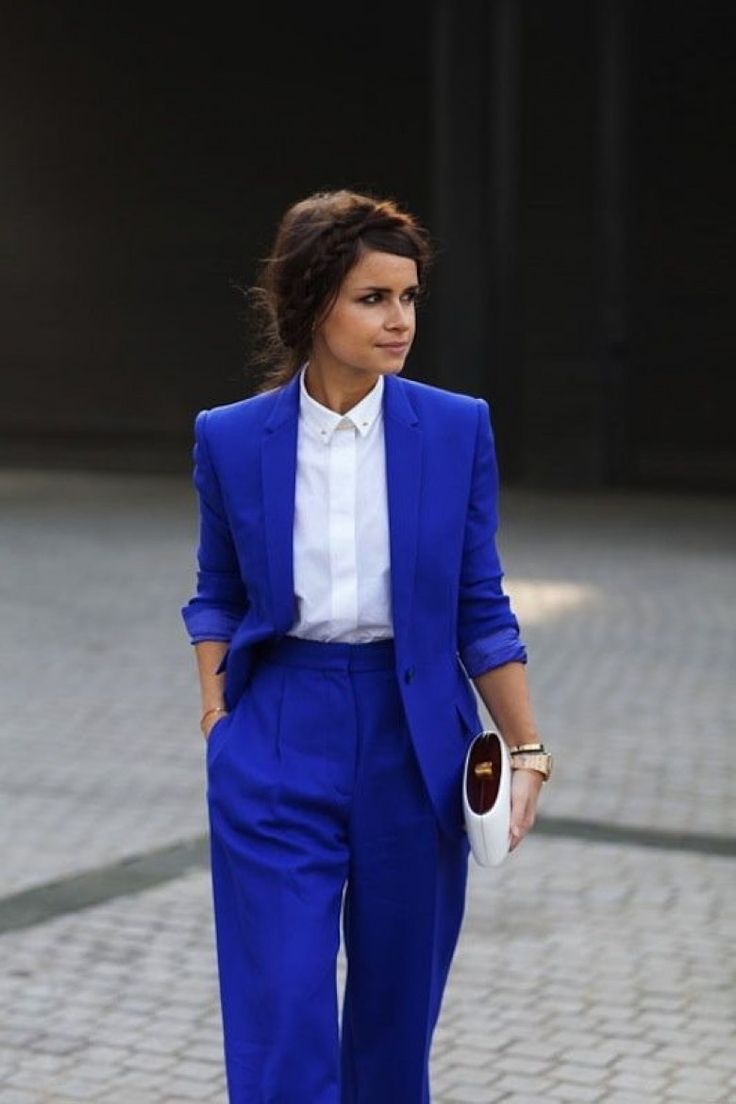 pantalon noir veste bleue femme