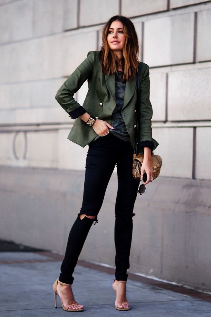 pantalon noir veste bleue femme