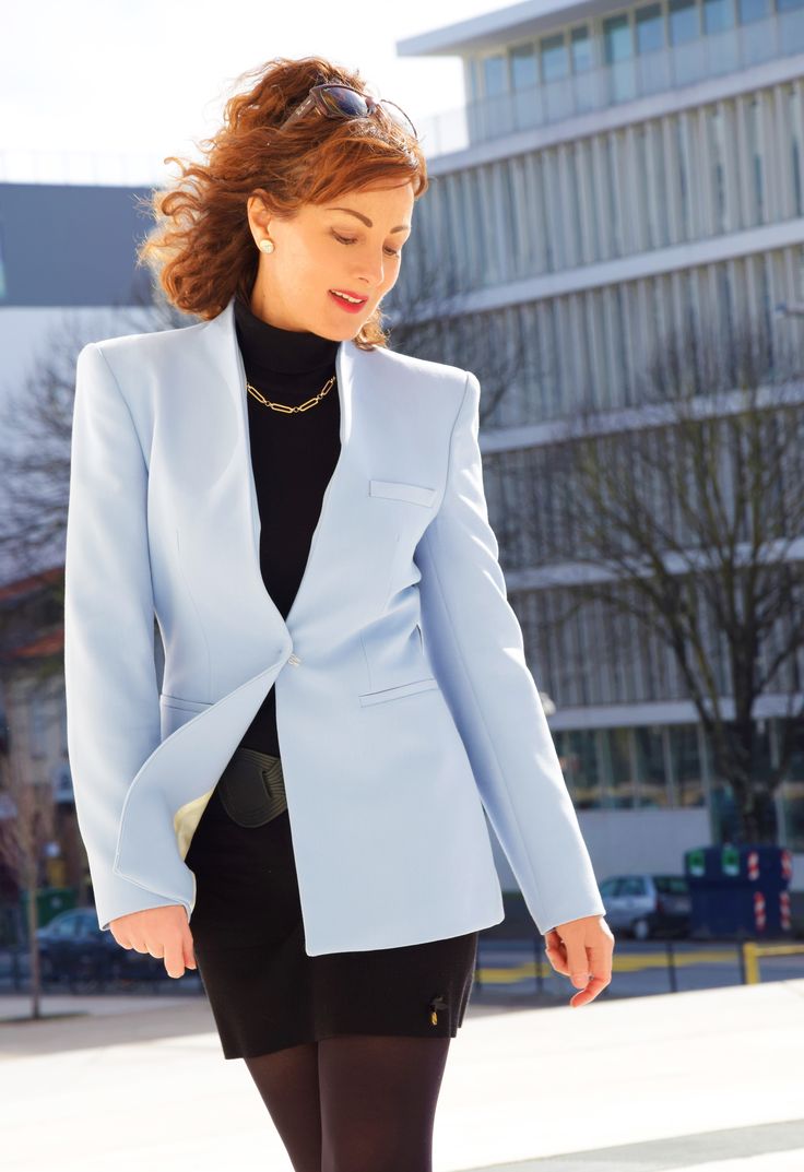pantalon noir veste bleue femme