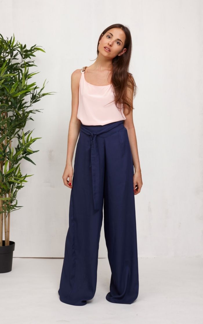 que porter avec un pantalon bleu marine femme