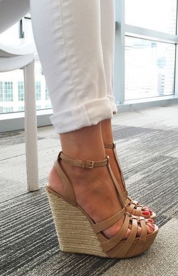 robe et chaussures compensées