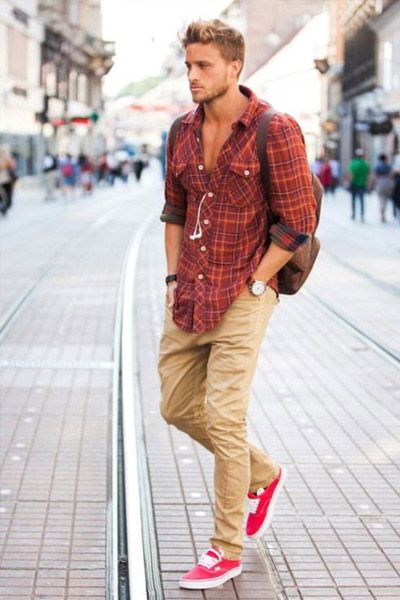 chaussure avec pantalon rouge