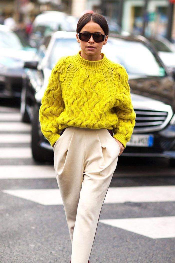 tenue avec pull moutarde