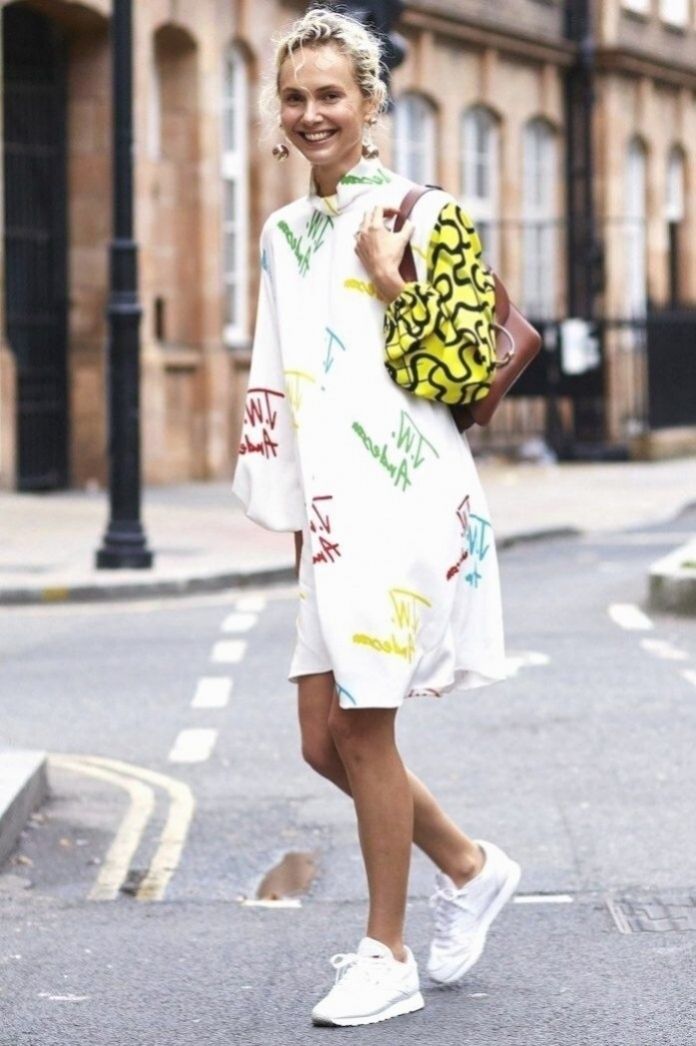 robe et chaussures compensées
