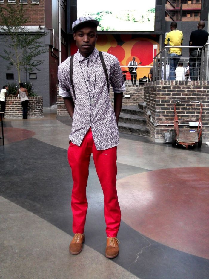 chaussure avec pantalon rouge