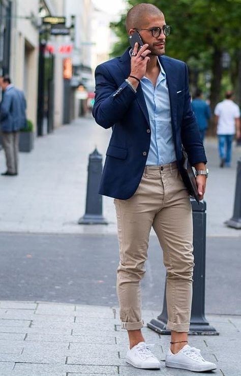 pantalon bleu chemise noire