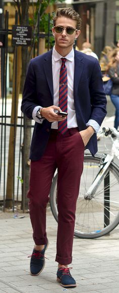 chaussure avec pantalon rouge