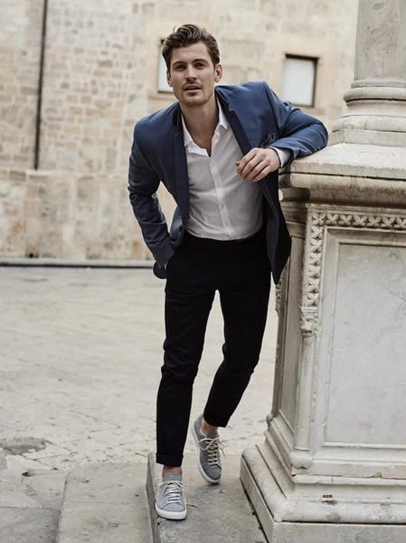 pantalon bleu chemise noire