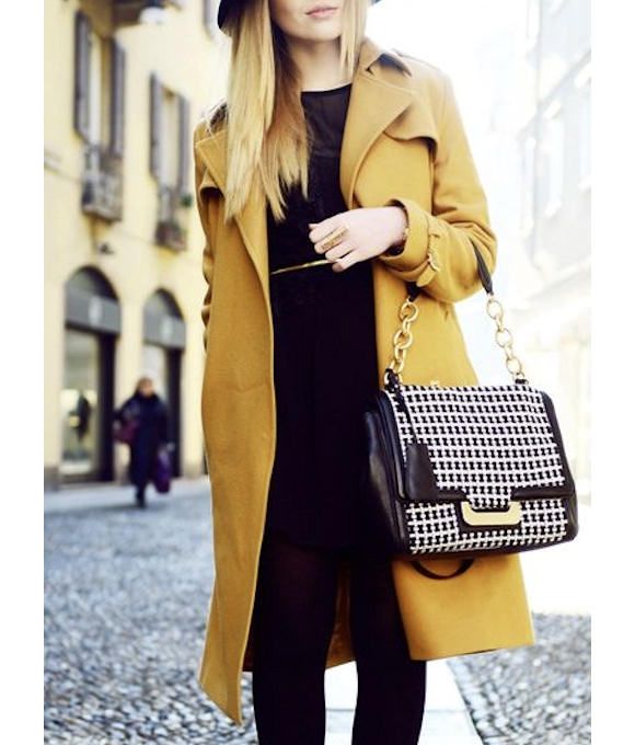 tenue avec pull moutarde
