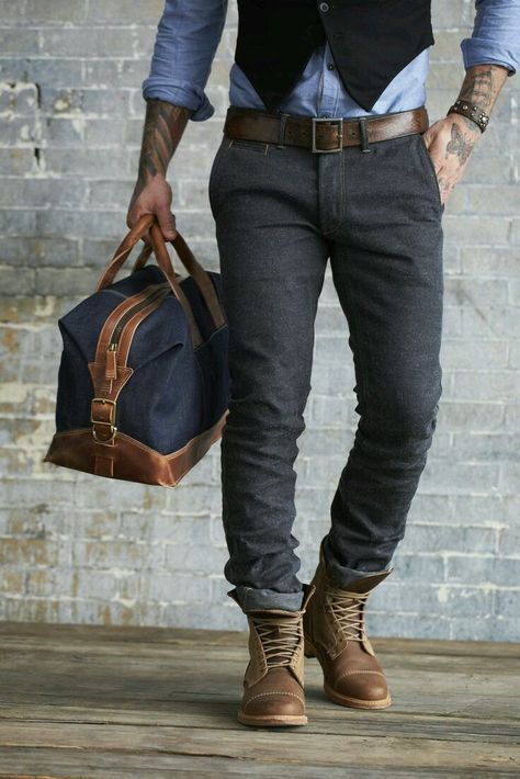 pantalon bleu chemise noire