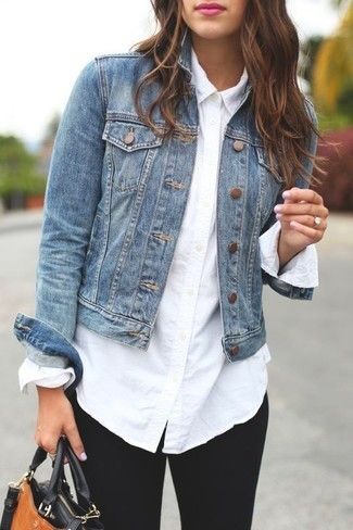 Tenue: Veste en jean bleue, Chemise de ville blanche, Leggings