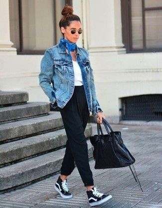 pantalon noir veste bleue femme