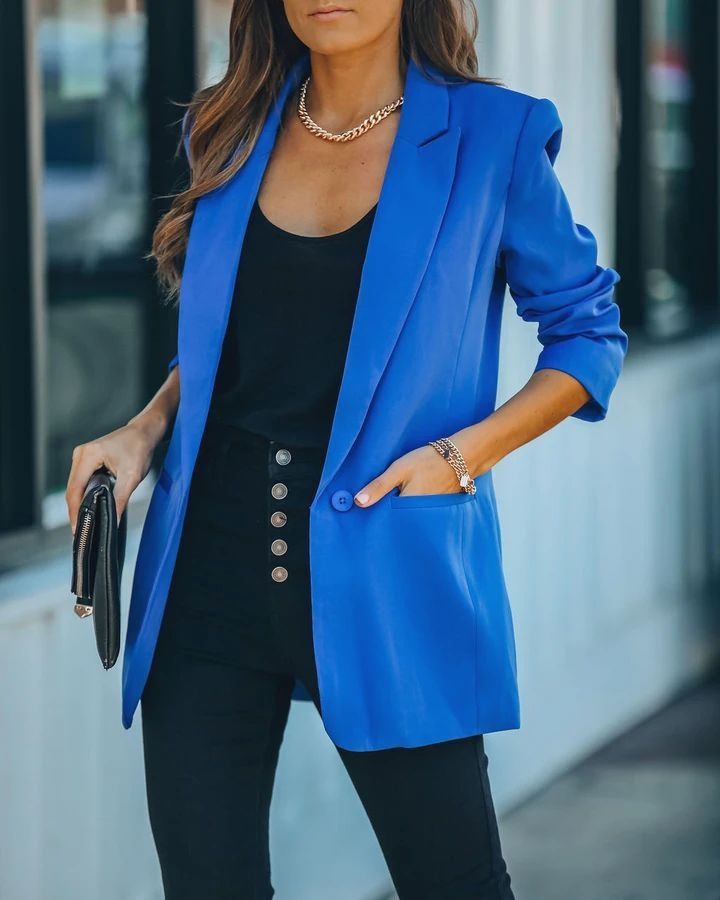 pantalon noir veste bleue femme