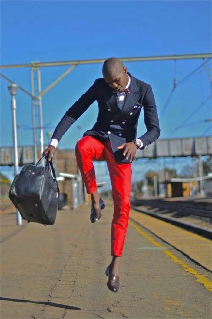 chaussure avec pantalon rouge